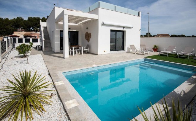 Villa - Herverkoop -
            Pinar de Campoverde - 55027