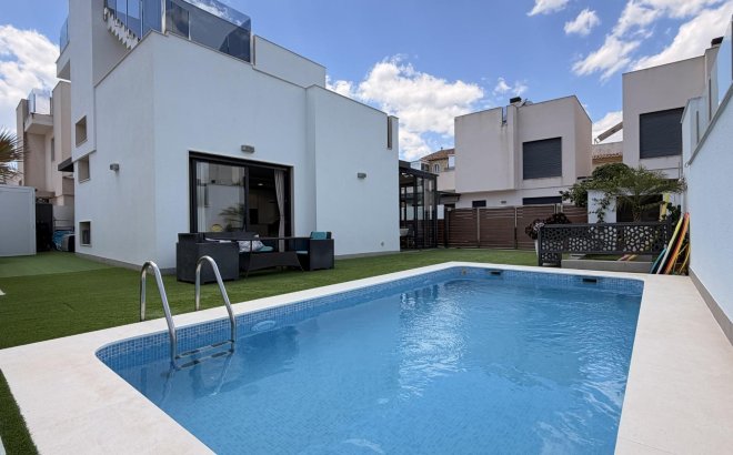 Villa - Herverkoop - Torrevieja - Aguas Nuevas