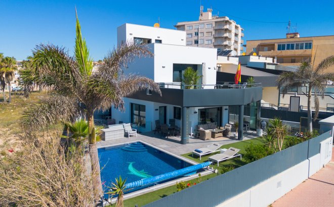 Villa - Herverkoop - Torrevieja - Rosaleda
