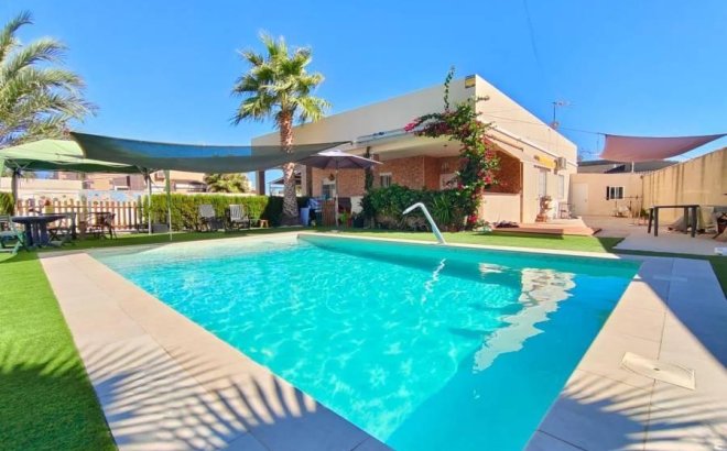 Villa - Herverkoop - Torrevieja -
                Torreta Florida