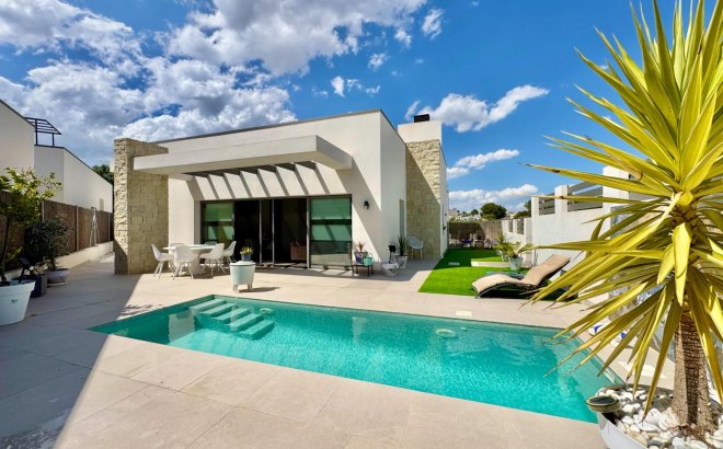 Villa - Resale - San Miguel de Salinas -
                Blue Lagoon - Galán
