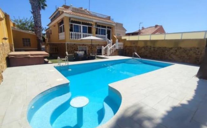 Villa - Resale - Torrevieja - Aguas Nuevas