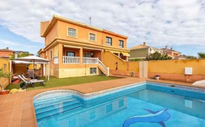 Villa - Resale - Torrevieja -
                Aguas Nuevas