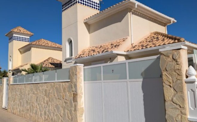 Villa - Resale - Villamartin -
                Costa Blanca