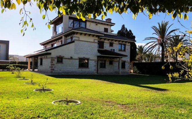 Resale - Villa -
Orihuela Costa - Costa Blanca