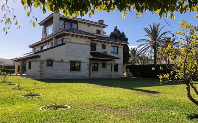 Resale - Villa -
Orihuela Costa - Costa Blanca