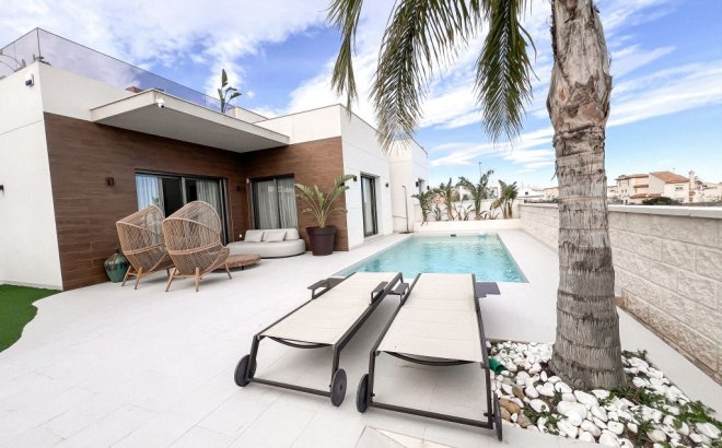 Resale - Villa -
San Miguel de Salinas - Inland