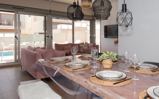 Resale - Villa -
Orihuela Costa - Costa Blanca