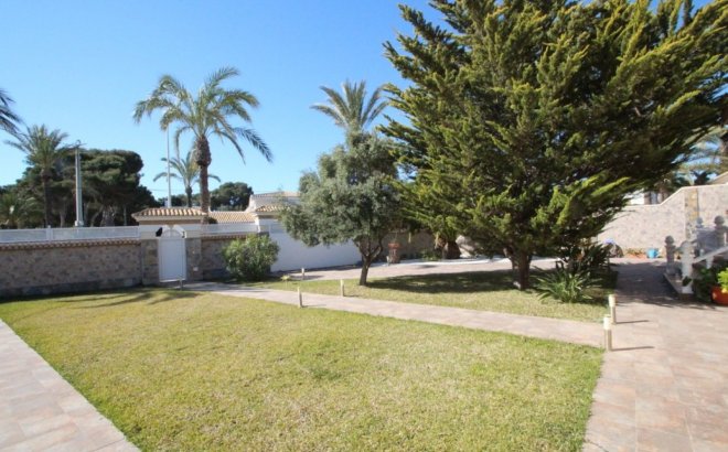 Resale - Villa -
Orihuela Costa - Costa Blanca