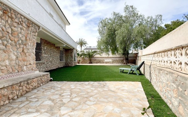 Resale - Villa -
Orihuela Costa - Costa Blanca