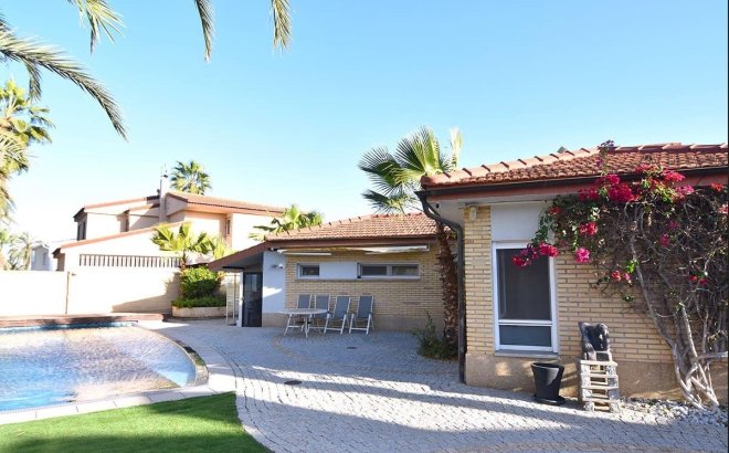 Resale - Villa -
Orihuela Costa - La Zenia
