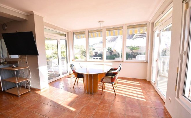 Resale - Villa -
Orihuela Costa - La Zenia