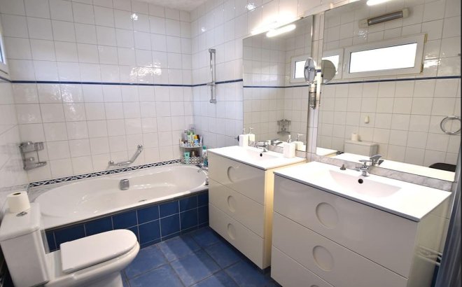 Resale - Villa -
Orihuela Costa - La Zenia