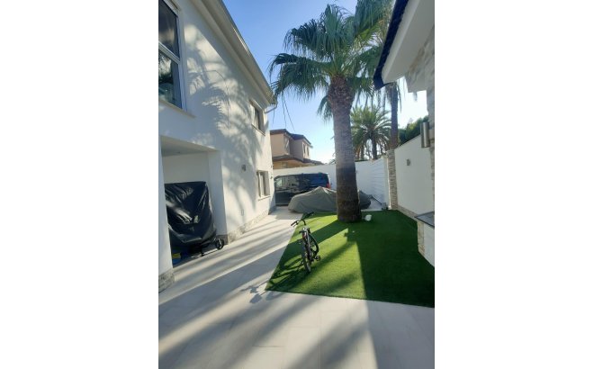 Resale - Villa -
Orihuela Costa - La Zenia