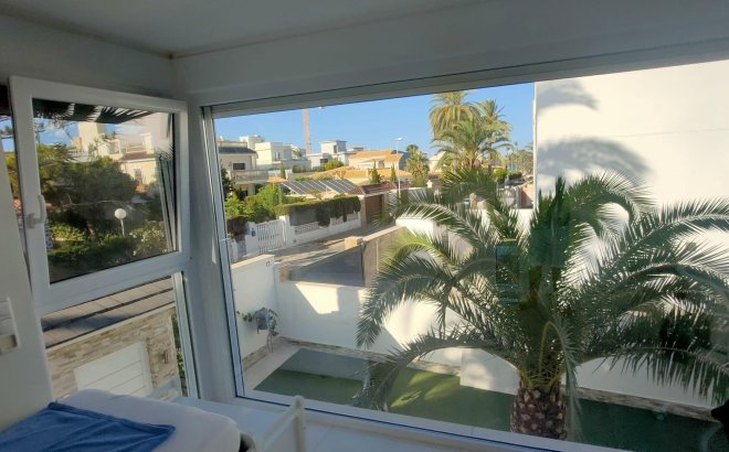 Resale - Villa -
Orihuela Costa - La Zenia