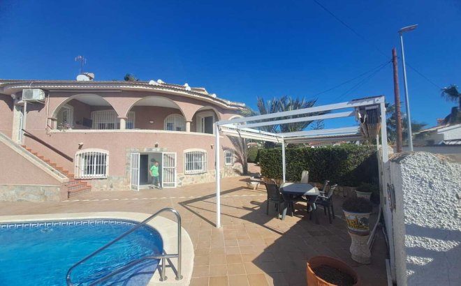 Herverkoop - Villa -
Ciudad Quesada - Costa Blanca