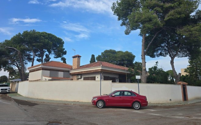 Resale - Villa -
Orihuela Costa - Campoamor