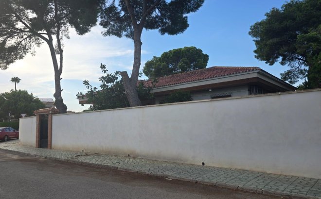 Resale - Villa -
Orihuela Costa - Campoamor