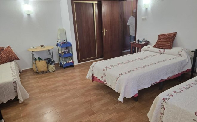 Resale - Villa -
Orihuela Costa - Campoamor