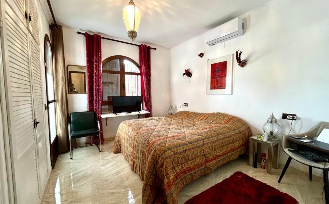 Revente - Villa -
Villamartin - Costa Blanca