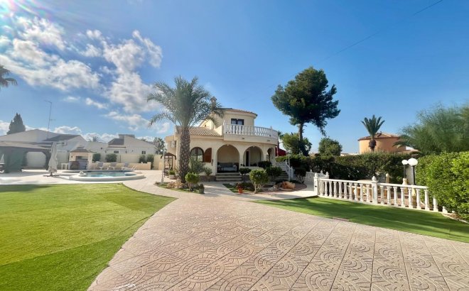 Resale - Villa -
Torrevieja - San Luis
