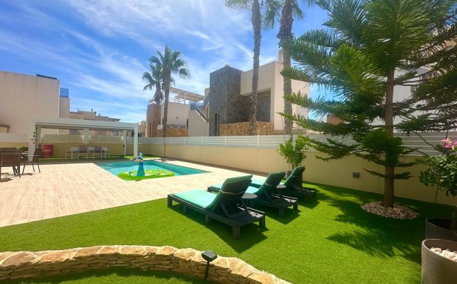 Resale - Villa -
Torrevieja - Miramar - Torre Del Moro