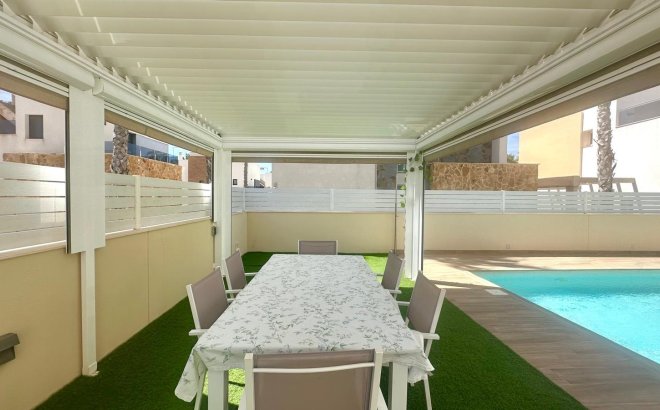 Resale - Villa -
Torrevieja - Miramar - Torre Del Moro