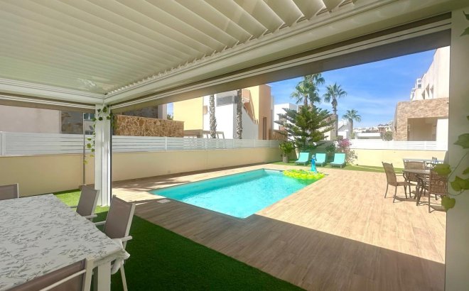 Resale - Villa -
Torrevieja - Miramar - Torre Del Moro