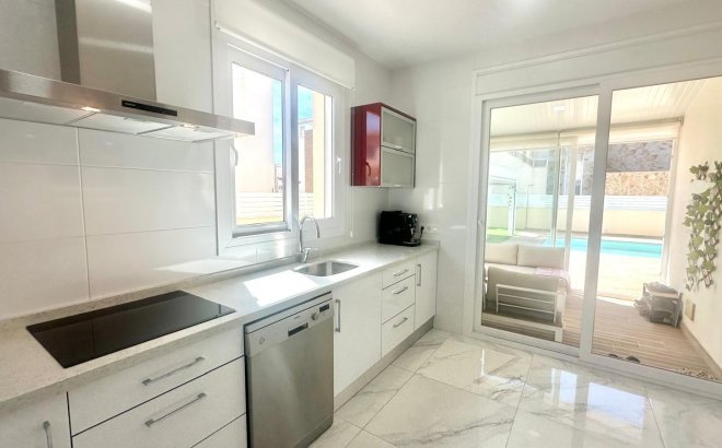 Resale - Villa -
Torrevieja - Miramar - Torre Del Moro