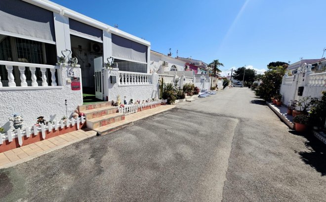 Resale - Bungalow -
Torrevieja - La Siesta - El Salado - Torreta