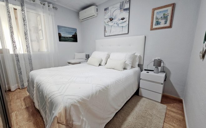 Resale - Bungalow -
Torrevieja - La Siesta - El Salado - Torreta