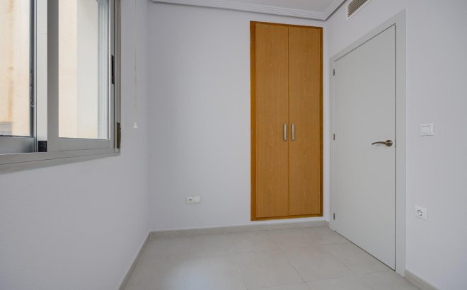 Herverkoop - Appartement -
Torrevieja - Estacion De Autobuses