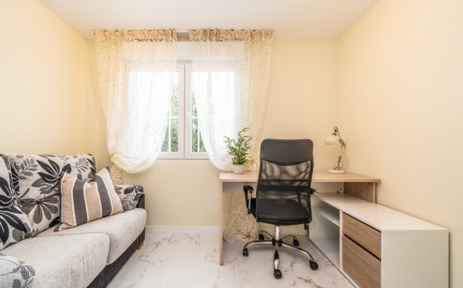 Resale - Bungalow -
Torrevieja - Torretas