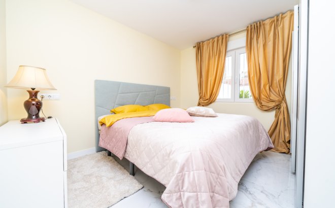 Resale - Bungalow -
Torrevieja - Torretas