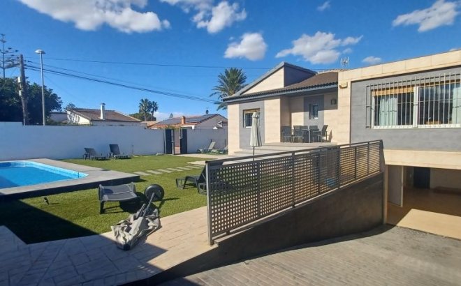 Resale - Villa -
Torrevieja - Costa Blanca