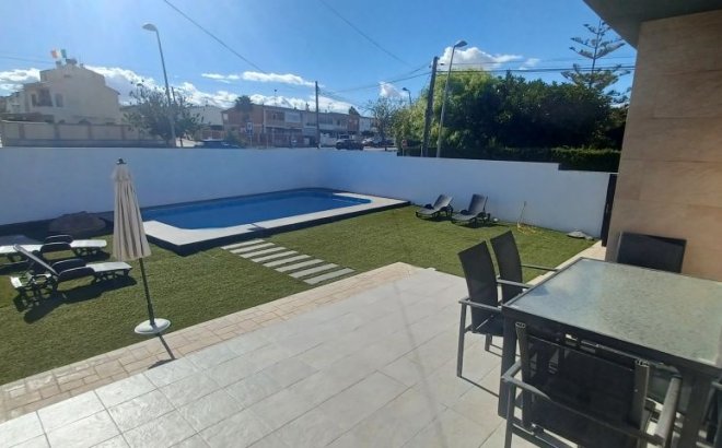 Resale - Villa -
Torrevieja - Costa Blanca