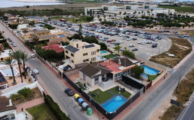Resale - Villa -
Torrevieja - Costa Blanca