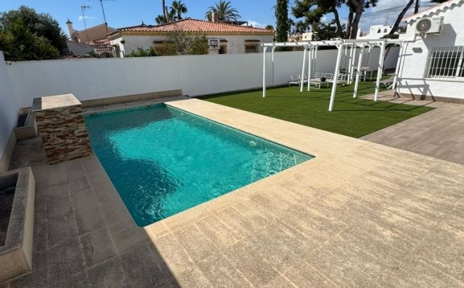 Resale - Villa -
Torrevieja - Costa Blanca
