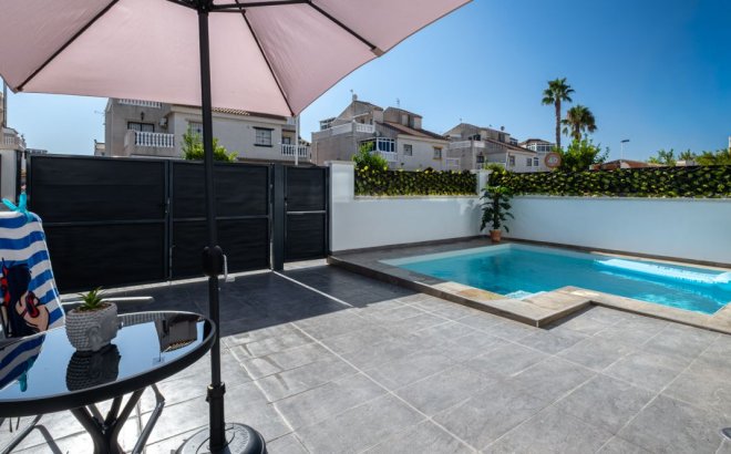 Resale - Villa -
Torrevieja - Costa Blanca