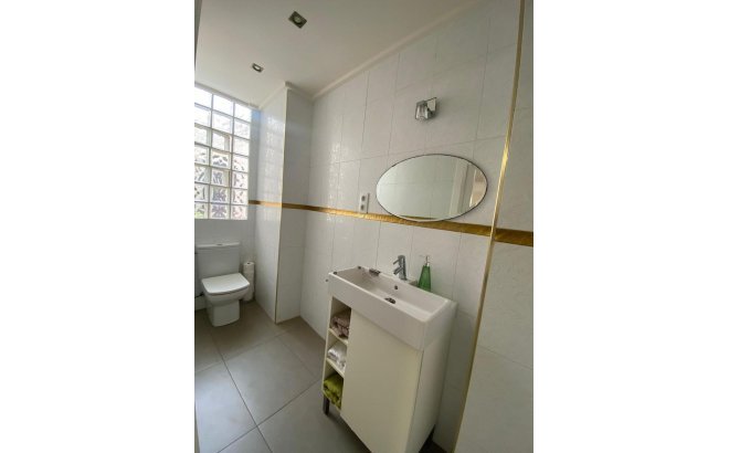 Resale - Villa -
Torrevieja - Centro - Muelle Pesquero