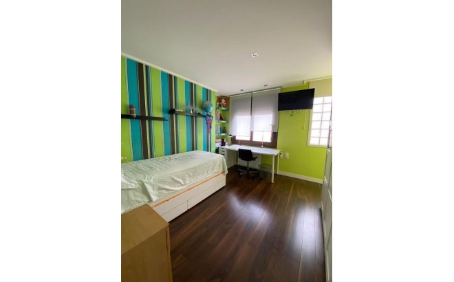 Resale - Villa -
Torrevieja - Centro - Muelle Pesquero