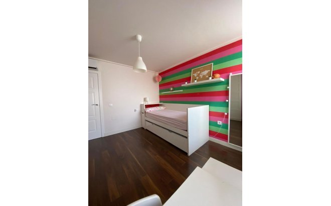 Resale - Villa -
Torrevieja - Centro - Muelle Pesquero