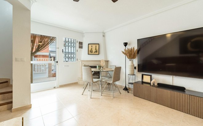 Resale - Dúplex -
Torrevieja - Playa De Los Naufragos