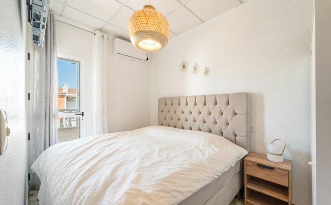 Resale - Dúplex -
Torrevieja - Playa De Los Naufragos