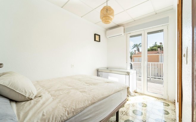 Resale - Dúplex -
Torrevieja - Playa De Los Naufragos