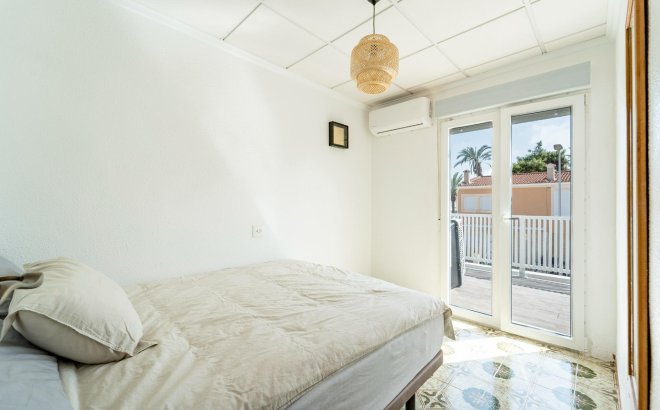 Resale - Dúplex -
Torrevieja - Playa De Los Naufragos