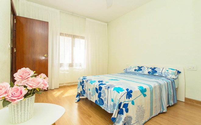 Herverkoop - Appartement -
Torrevieja - Playa del Cura