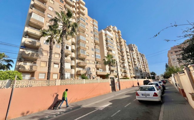 Herverkoop - Appartement -
Torrevieja - Calas Blanca