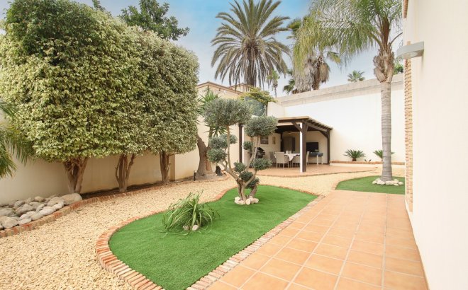 Resale - Villa -
Torrevieja - Costa Blanca