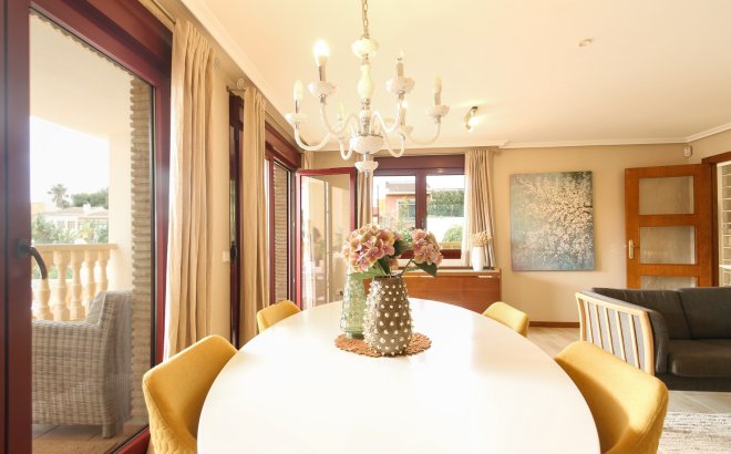 Resale - Villa -
Torrevieja - Costa Blanca